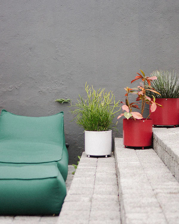 Vaso alumínio reto 33 com pé e furo na base - Pronta entrega