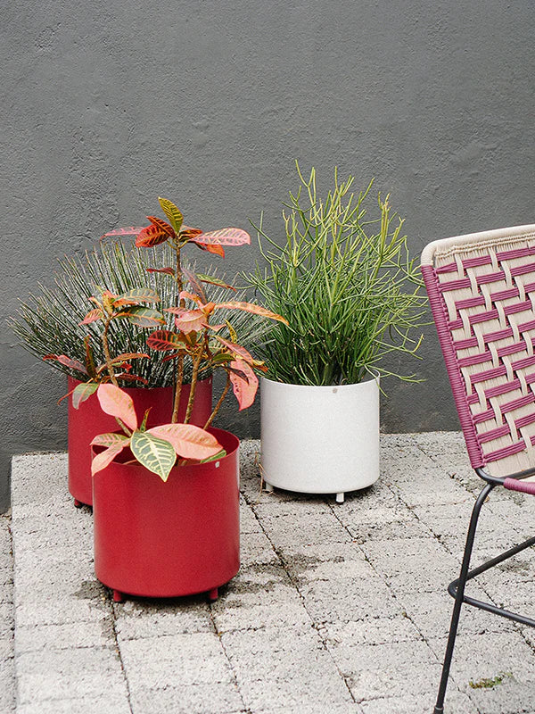 Vaso alumínio reto 33 com pé e furo na base - Pronta entrega