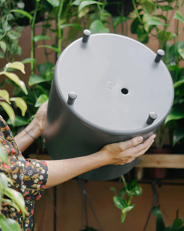 Vaso alumínio reto 33 com pé e furo na base - Sob encomenda